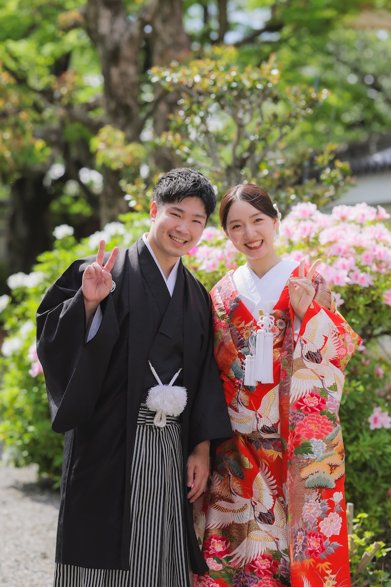 躑躅を背景に笑顔の新郎新婦様