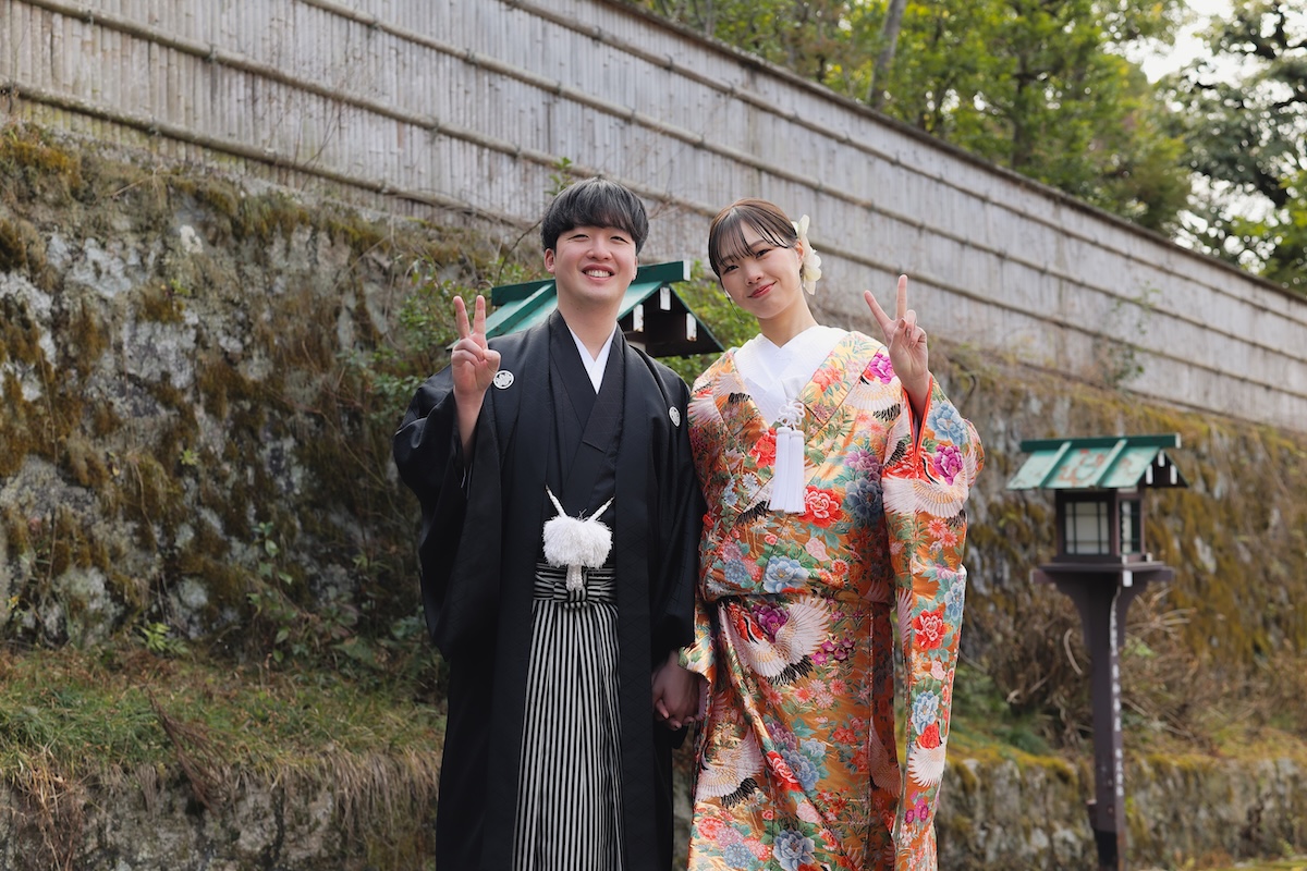 長楽寺参道でピースをする新郎新婦様