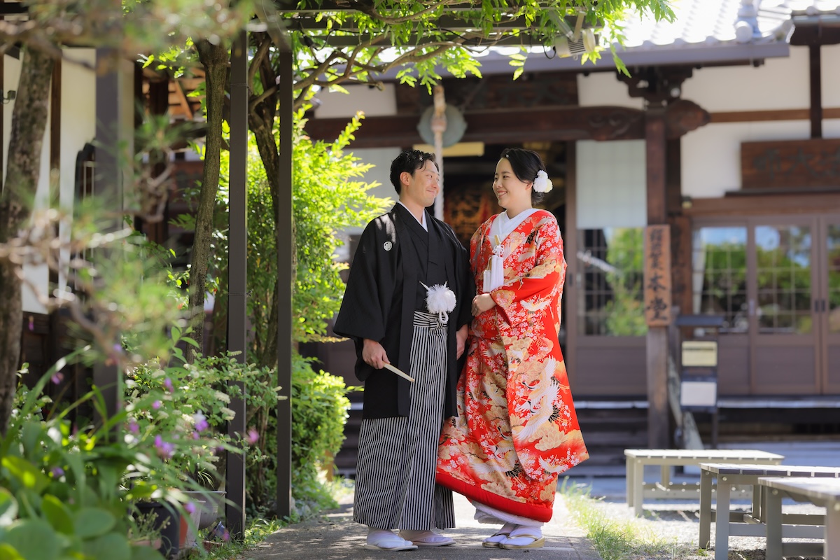 藤棚下で見つめ合う新郎新婦様