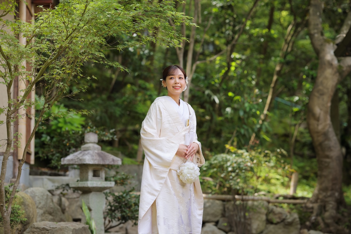 長楽寺の新緑に囲まれた庭園での白無垢姿の花嫁様