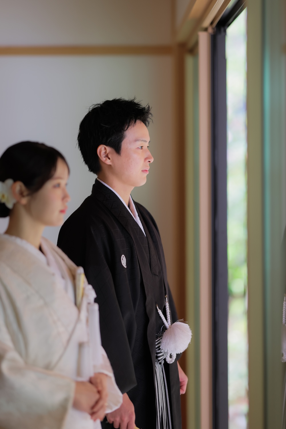 羽織袴姿の新郎様の横顔のお写真