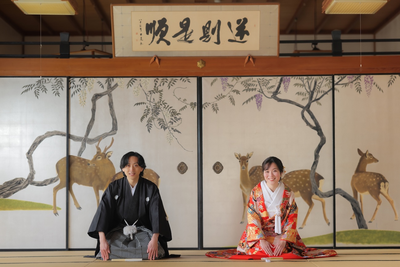 人気の妙蓮寺の鹿の襖絵前での正座三つ指の前撮り写真