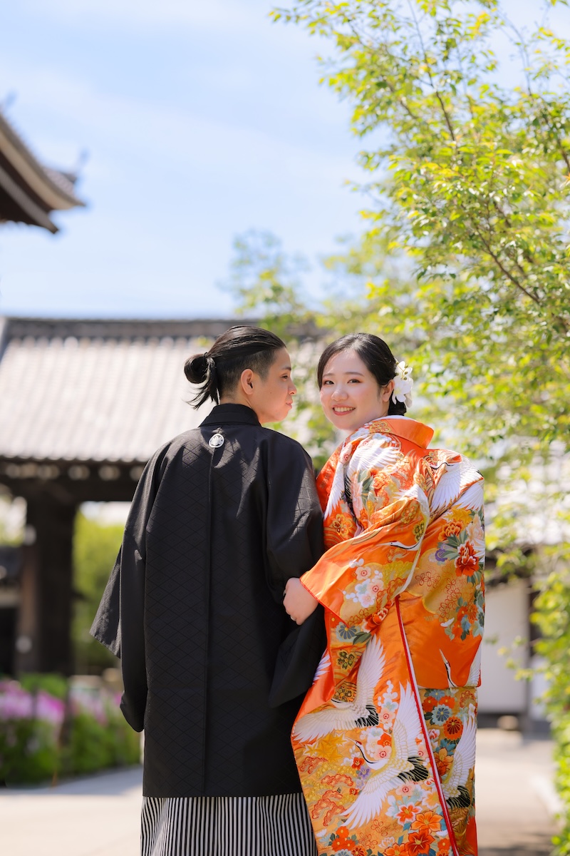 妙蓮寺での色打掛での振り返りの和装フォトイメージ