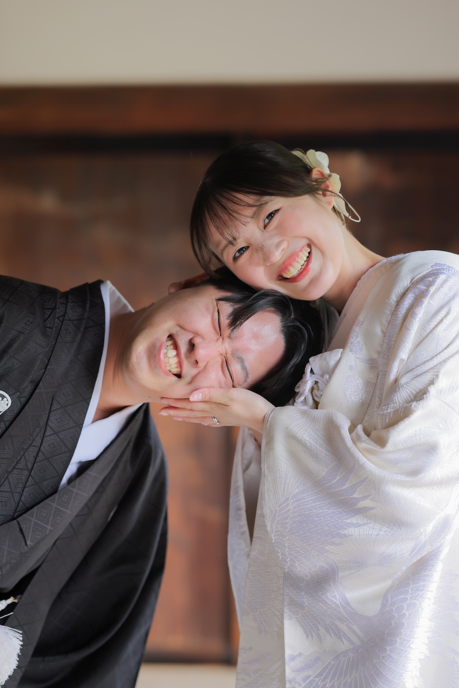 新郎新婦様のお顔を合わせたキュートな前撮り写真