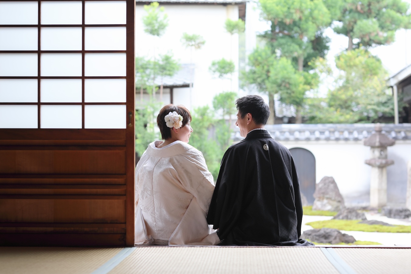 ベリーショートの花嫁様。京都の枯山水のお庭を背景に撮影