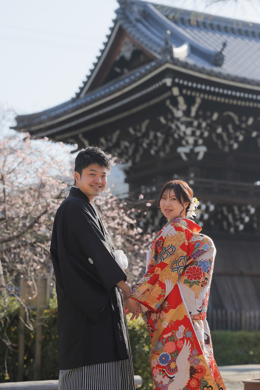 京都のお寺の梵鐘を背景にした冬の和装前撮りイメージ