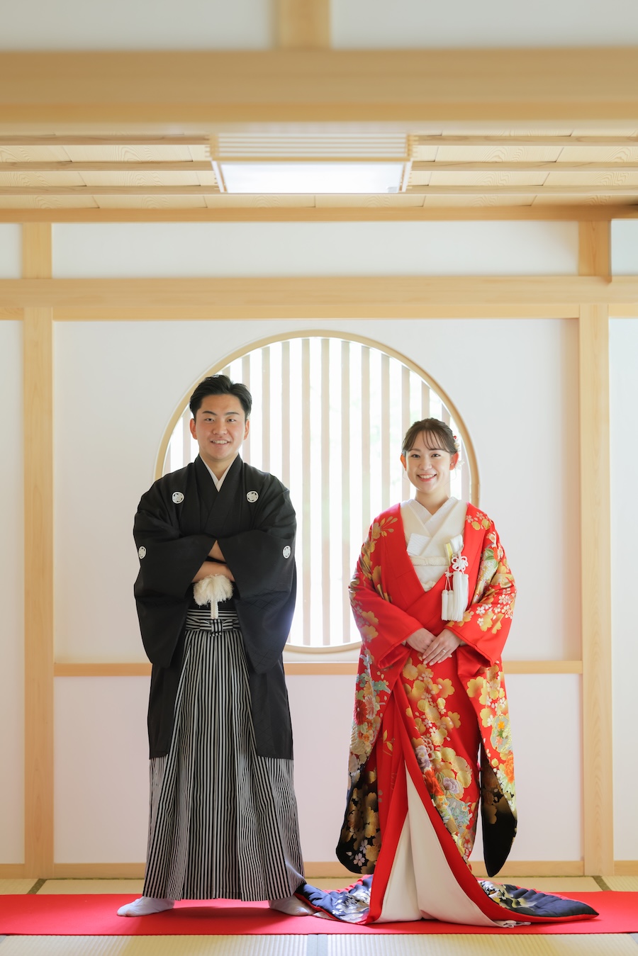 円窓前での人気の腕を組んだ和装前撮りお写真