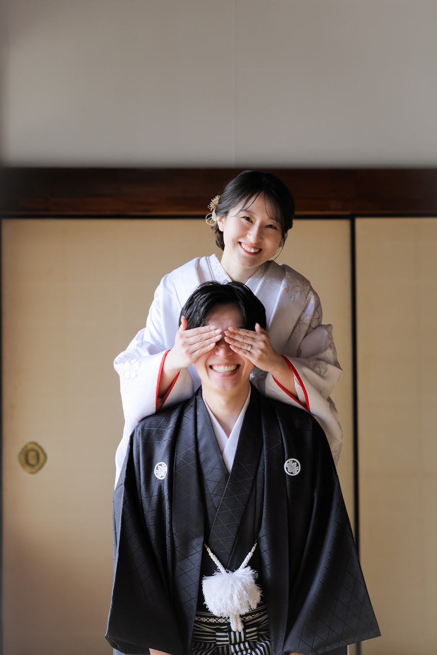 新郎様に目隠しをした花嫁様の和装前撮りポーズ
