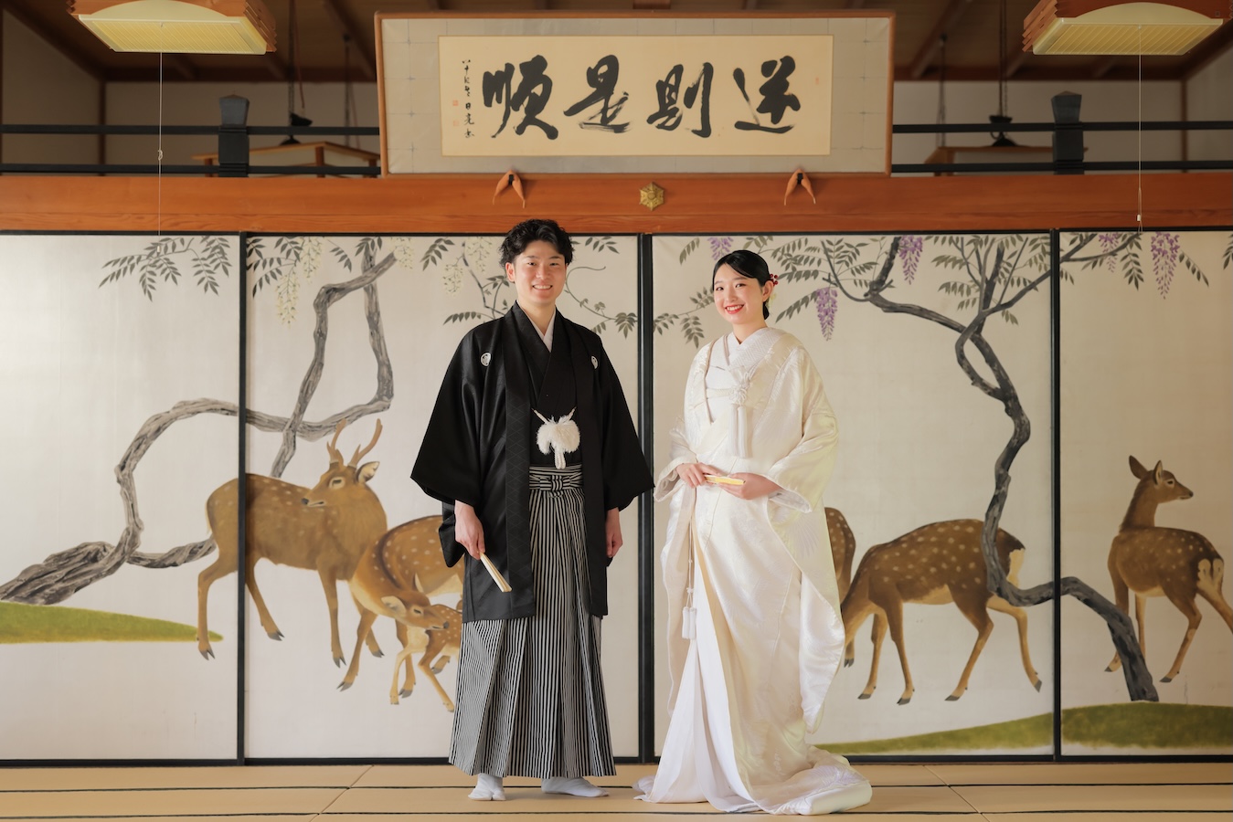 鹿の襖絵前での白無垢綿帽子の新郎新婦様の和装前撮りお写真