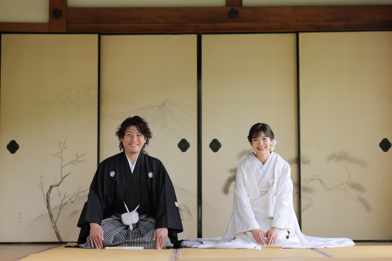 襖絵前での人気の三つ指正座の結婚記念写真