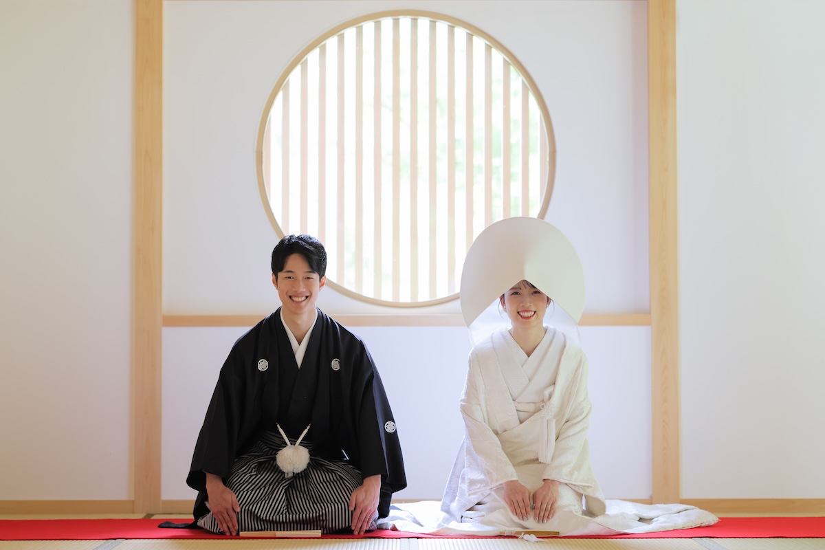 長楽寺様で人気の円窓前での正座・三つ指のお写真