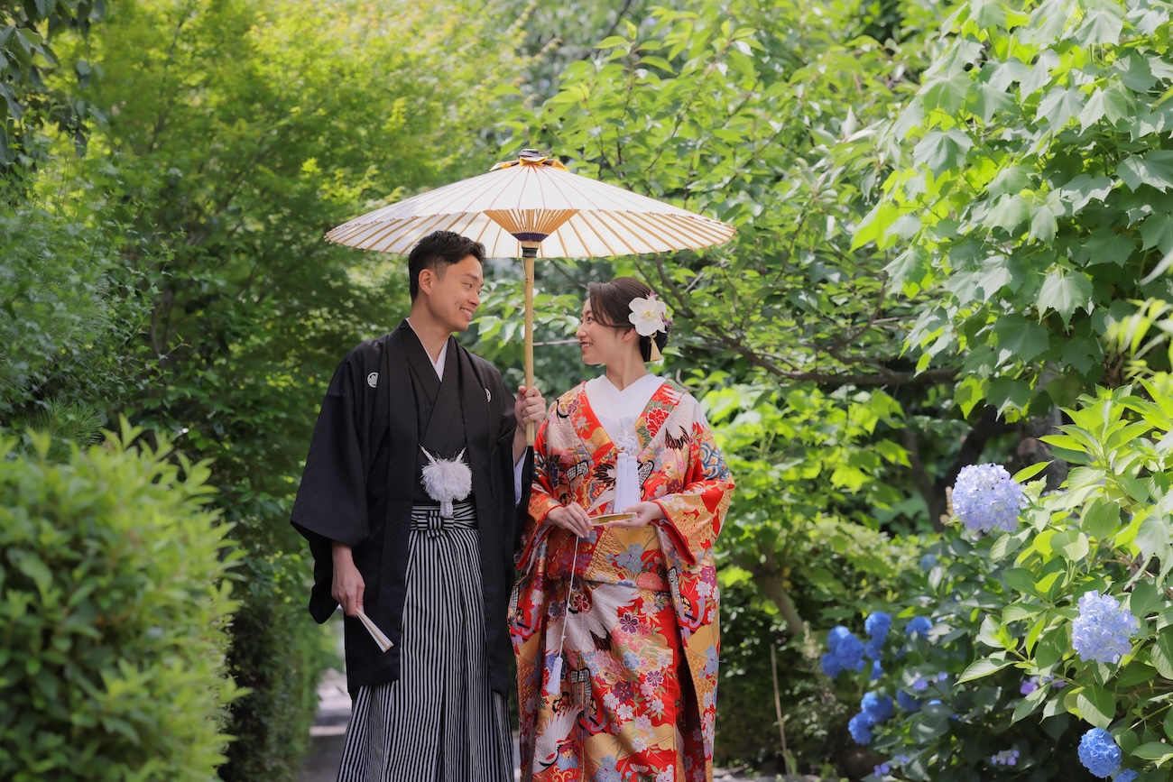 妙蓮寺の紫陽花を背景にした国際結婚のお客様の前撮りフォト