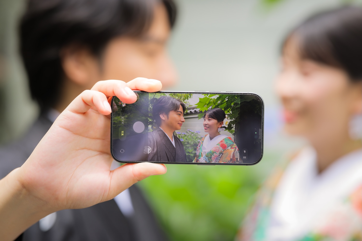 スマホの画面を利用したおしゃれな和装フォト