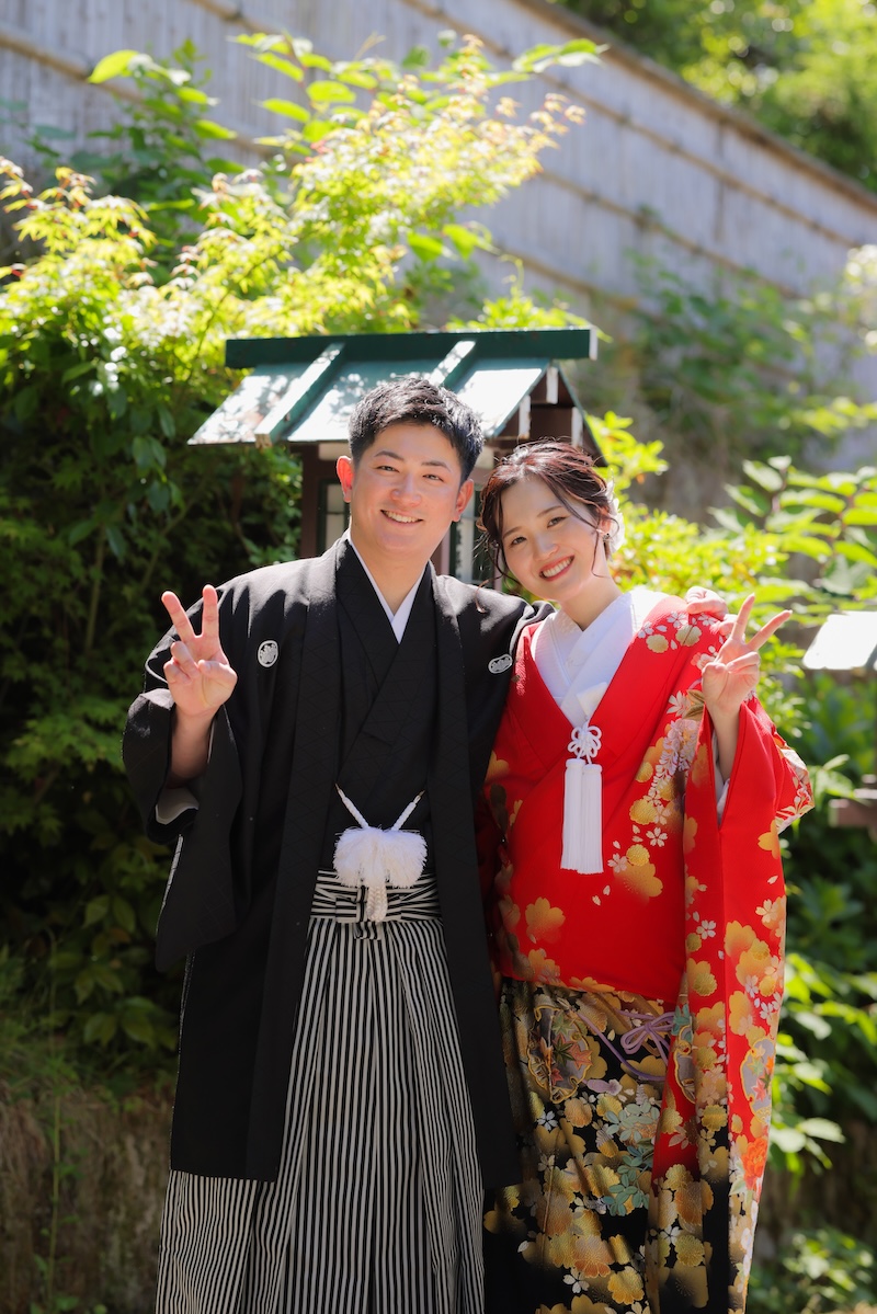 赤黒の色打掛で笑顔の新郎新婦様