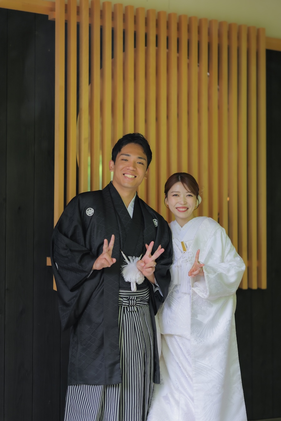 長楽寺の円窓前でのカジュアルなスタイルの和装姿の新郎新婦様