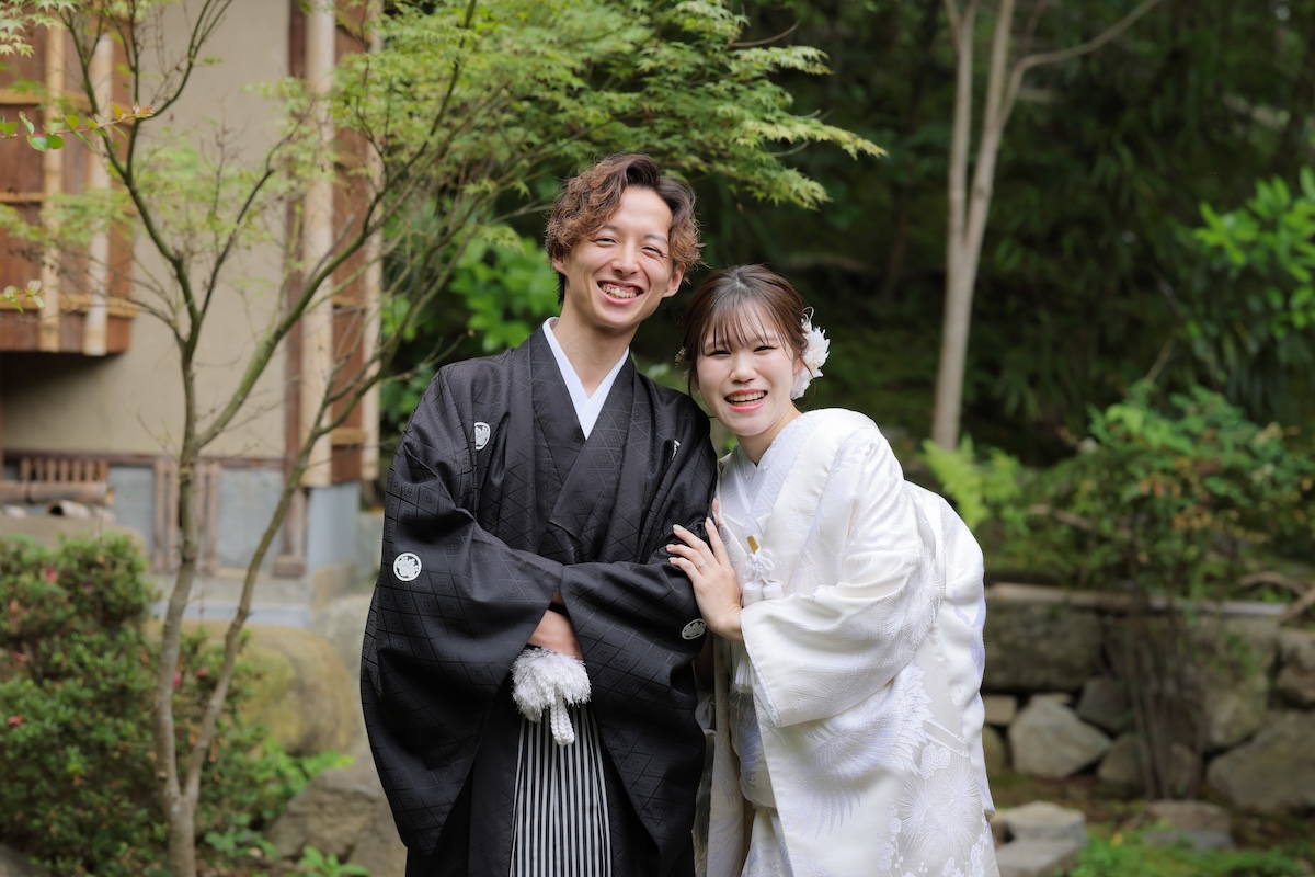 京都長楽寺の庭園で満面の笑みの新郎新婦様