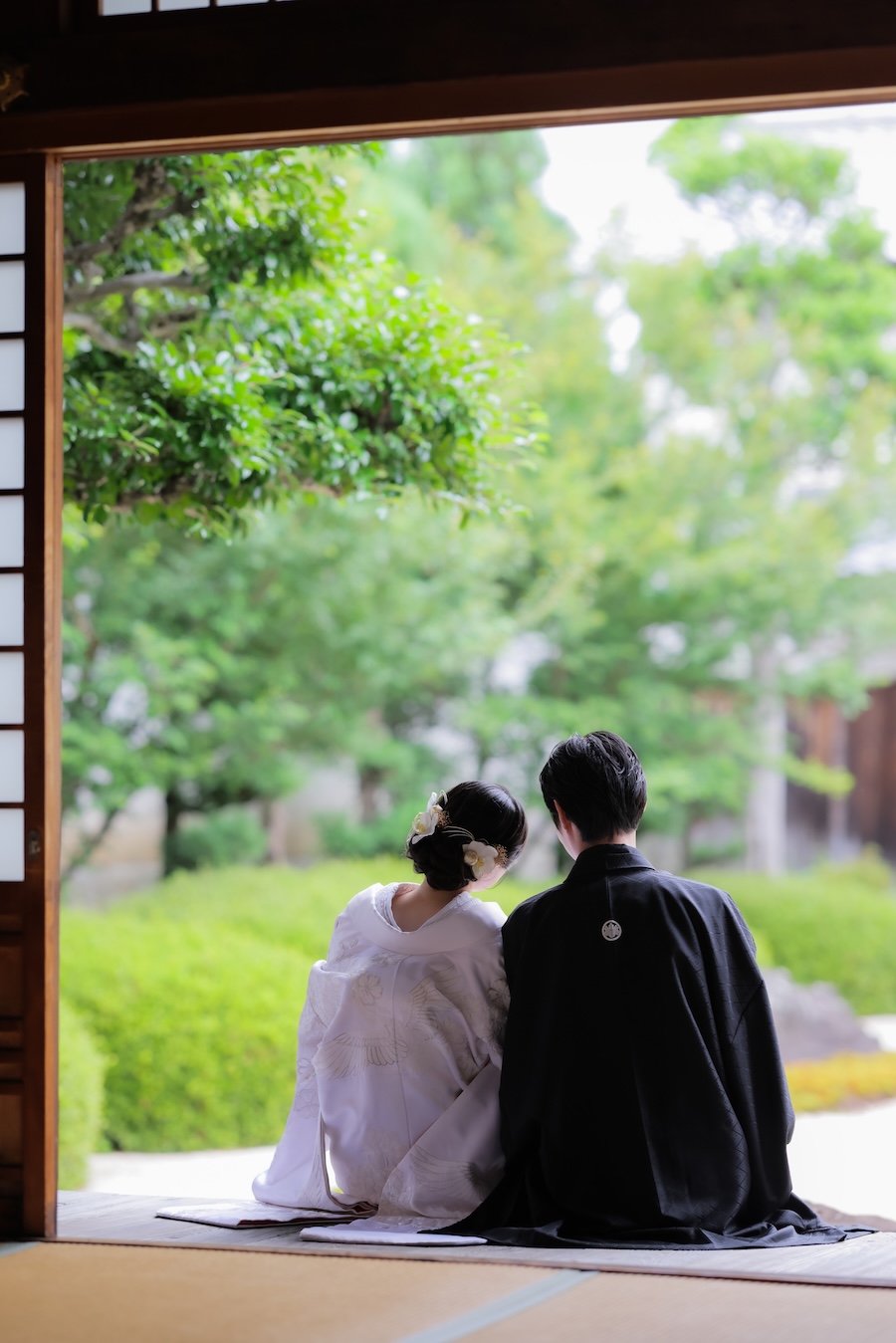 京都妙蓮寺の枯山水を背景にした後ろ姿の新郎新婦様