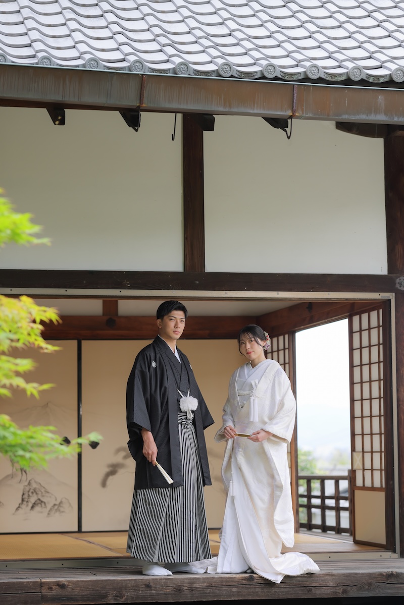 京都のお寺の和室を背景にした白無垢と羽織袴の伝統的な前撮り