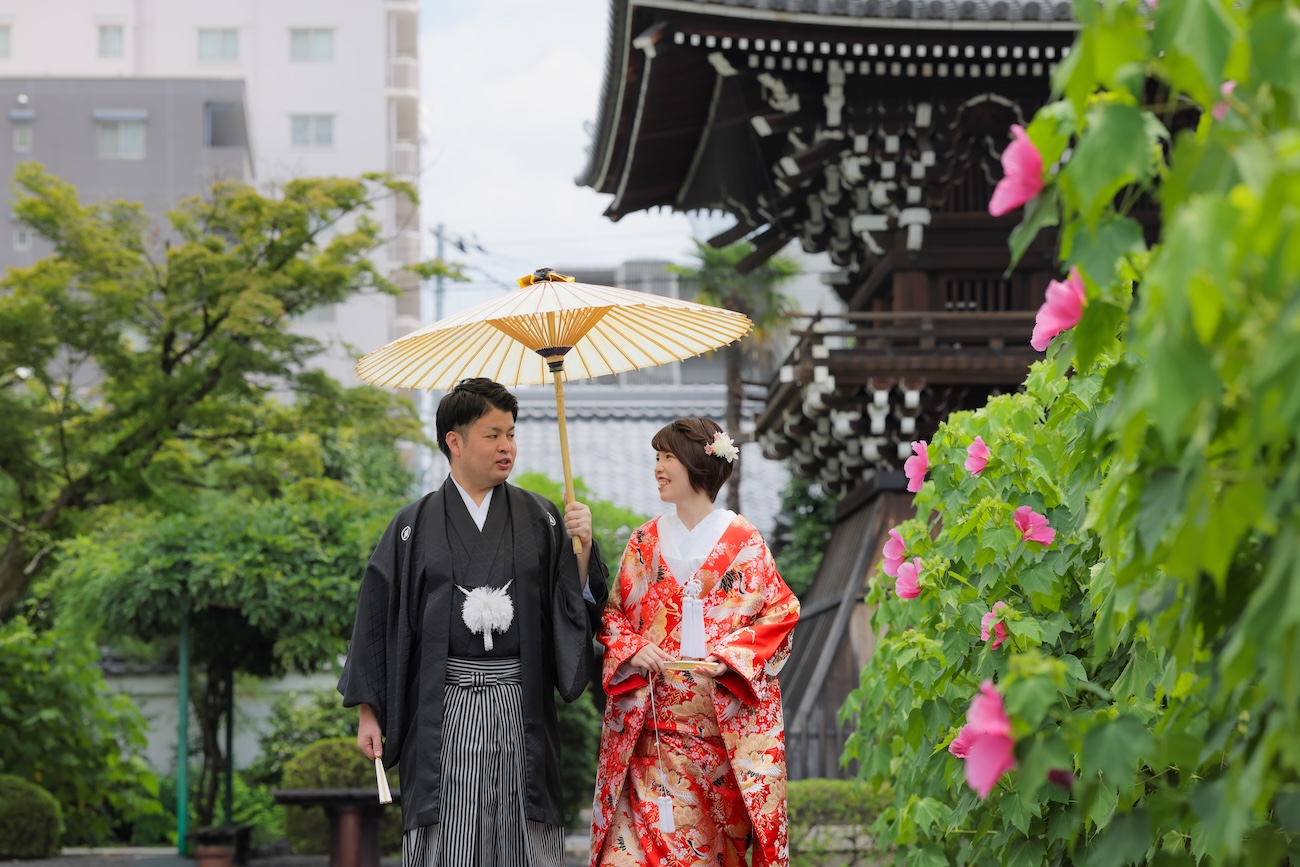 京都のお寺で夏に咲く芙蓉のお花と結婚記念写真