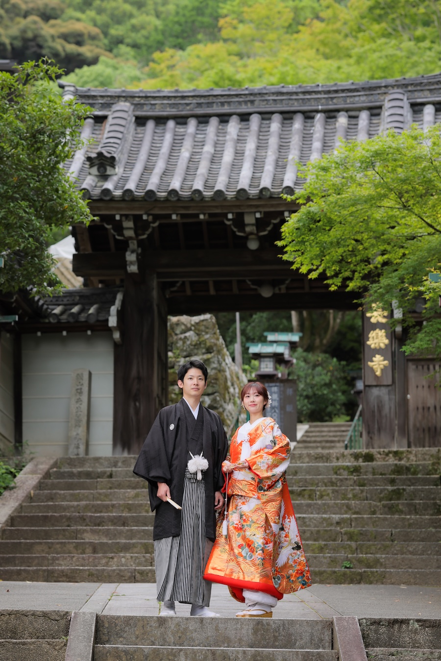 長楽寺の参道では、山門と新緑を背景に撮影。