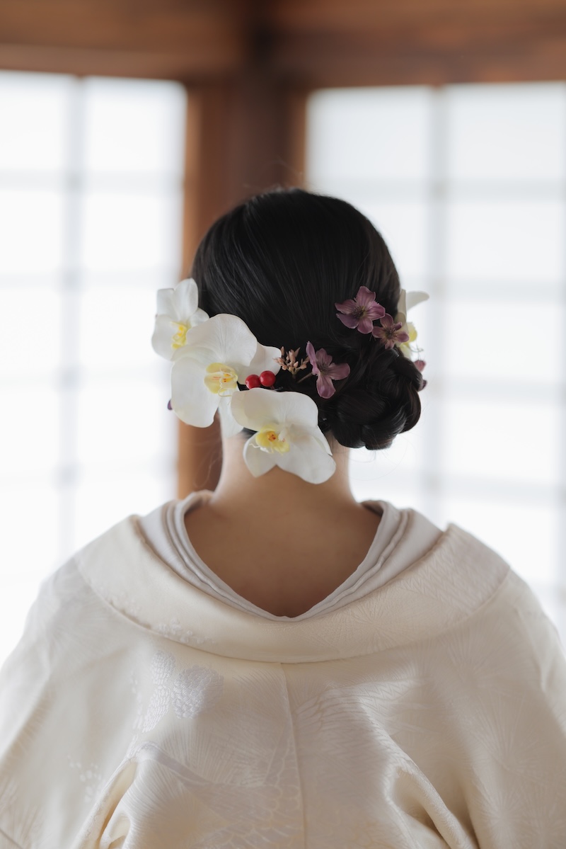 胡蝶蘭と小花を使用した和装ヘアセットイメージ
