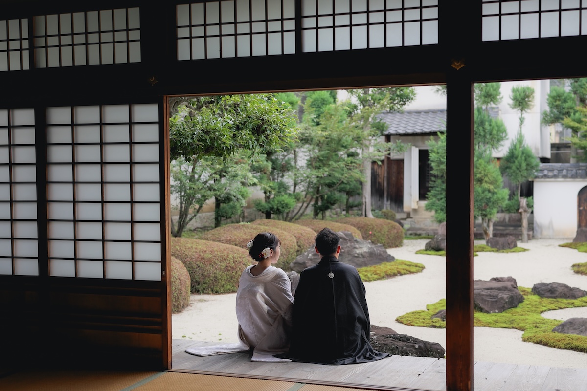 京都・妙蓮寺の枯山水の庭園を背景にしたお写真