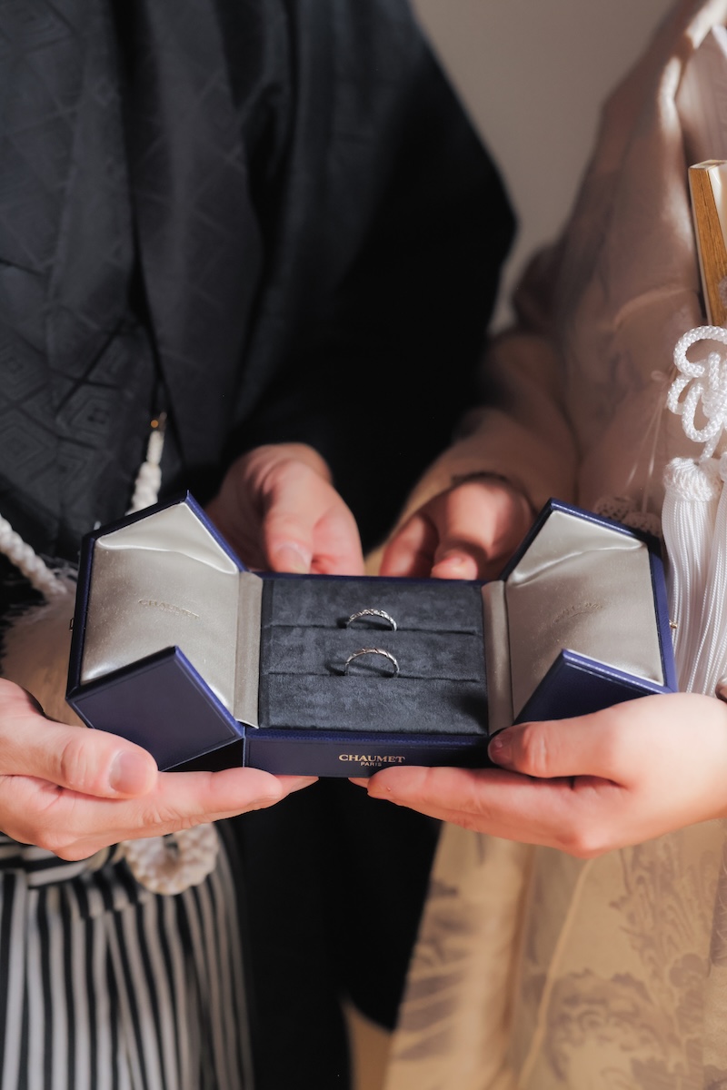 結婚指輪と箱のイメージフォト