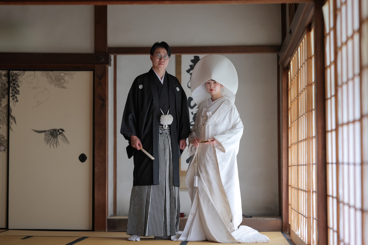 壽聖院床の間前での白無垢綿帽子のお写真