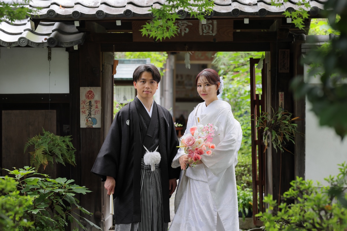 妙蓮寺塔頭前での青紅葉とブーケのお写真