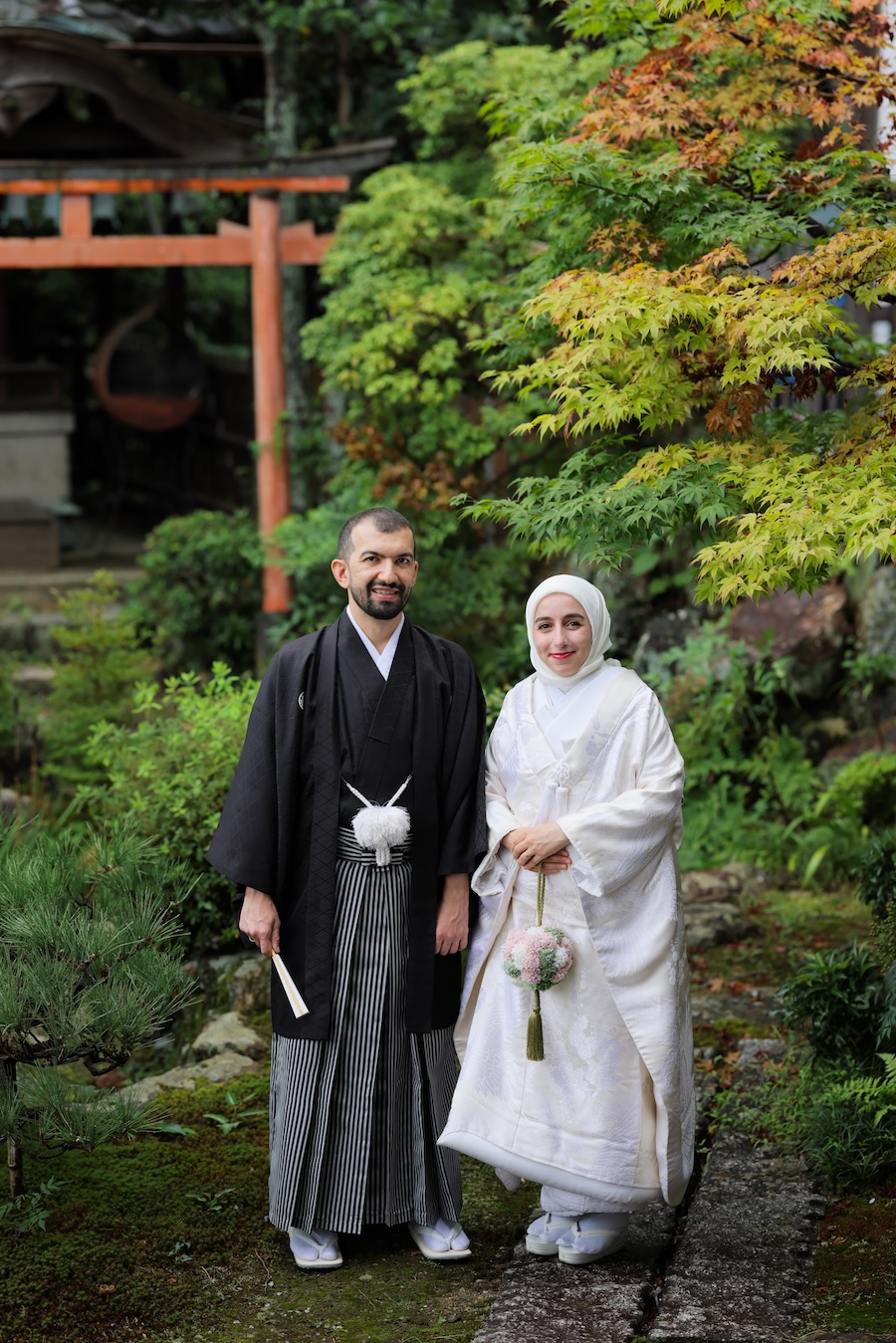 トルコからのヒジャブ姿の白無垢和装花嫁様