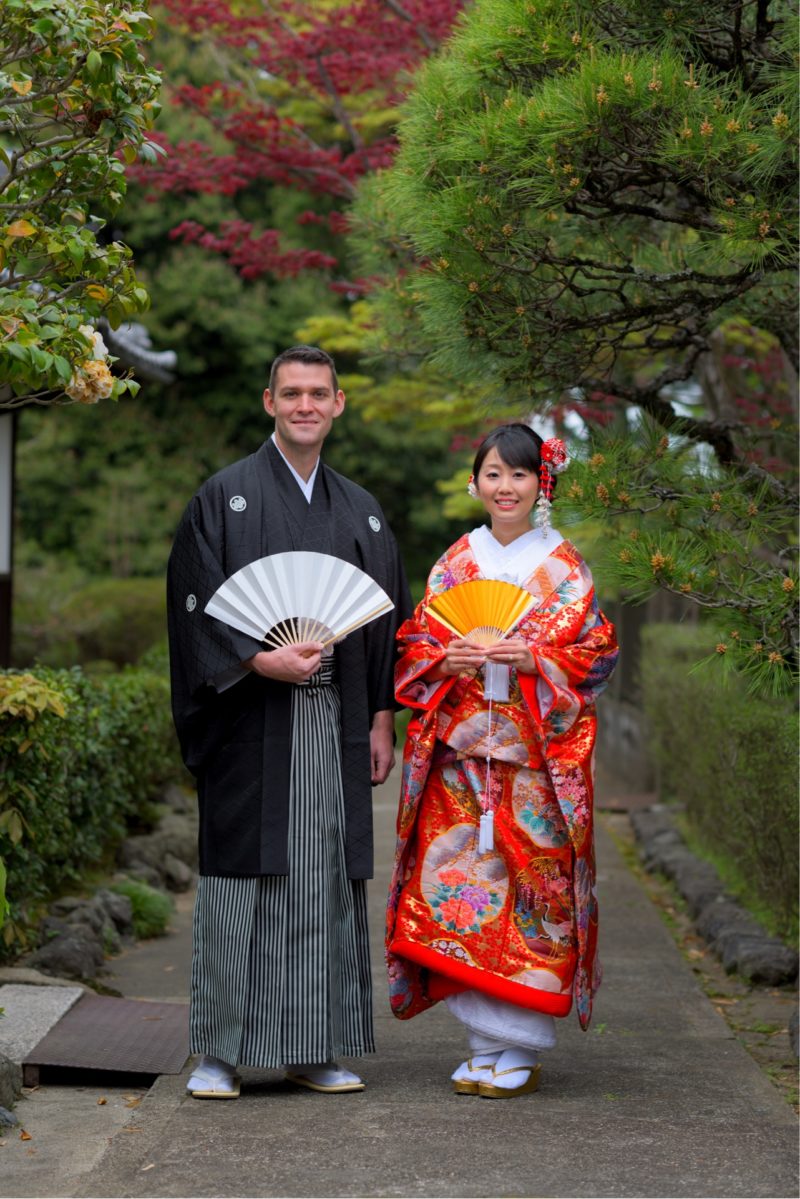 扇子を使った結婚写真