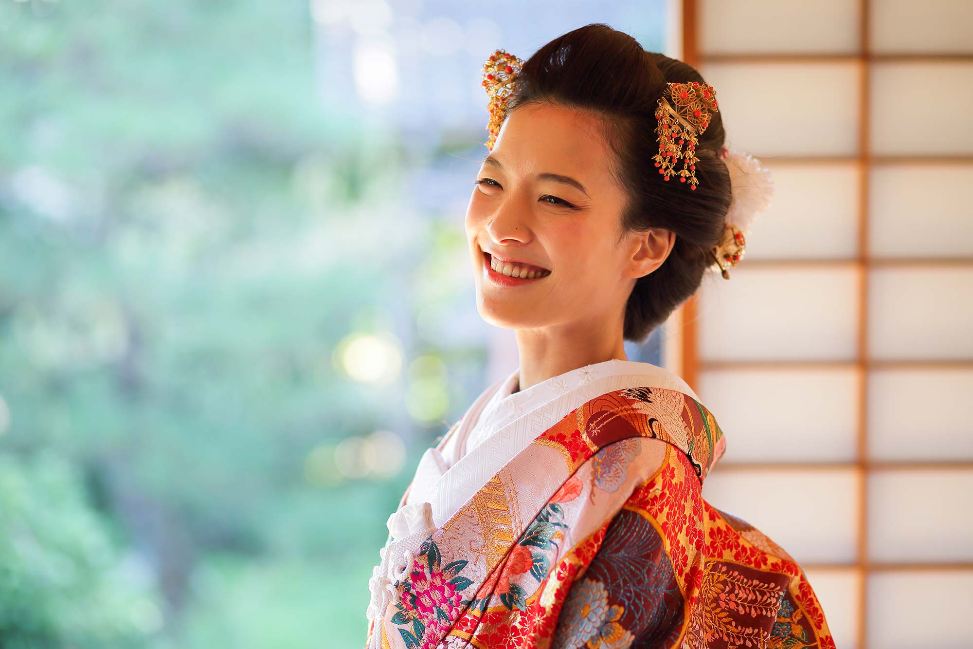 お茶室での花嫁様の笑顔のお写真