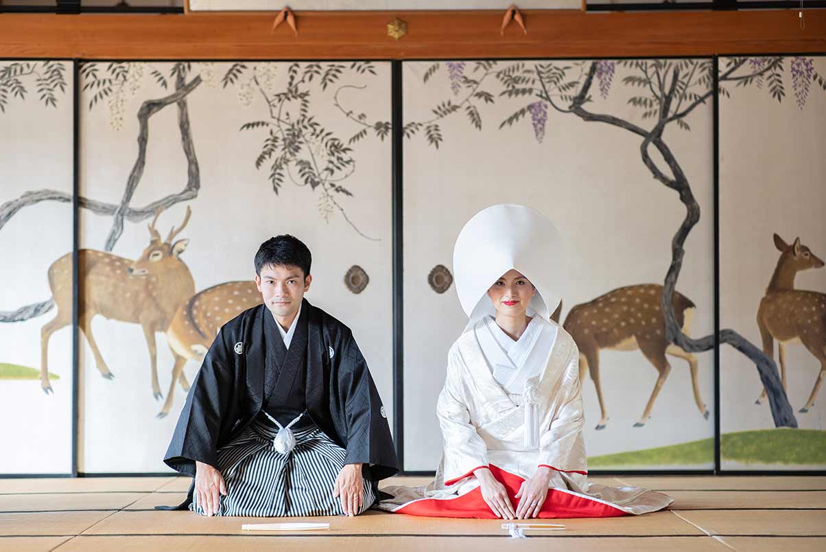 和室の襖絵をバックにした結婚写真