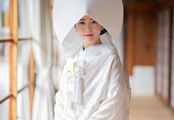縁側での綿帽子姿の花嫁様