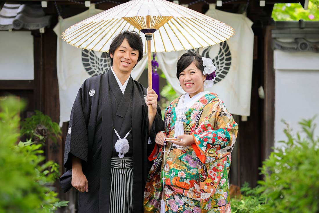 京都のお寺で番傘を使ったカット