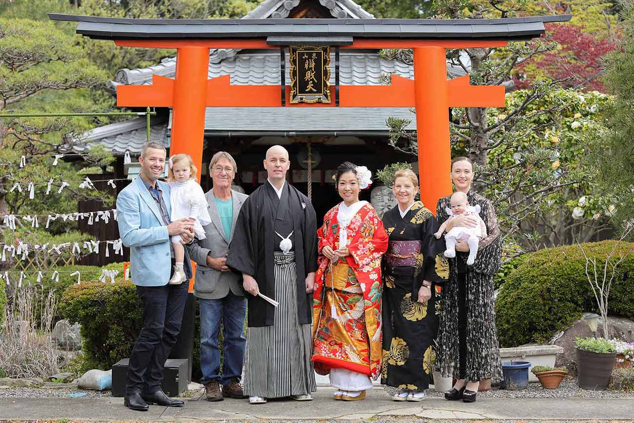 鳥居前での国際結婚ご家族様の集合写真