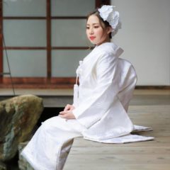 縁側に腰掛けた白無垢姿の花嫁様