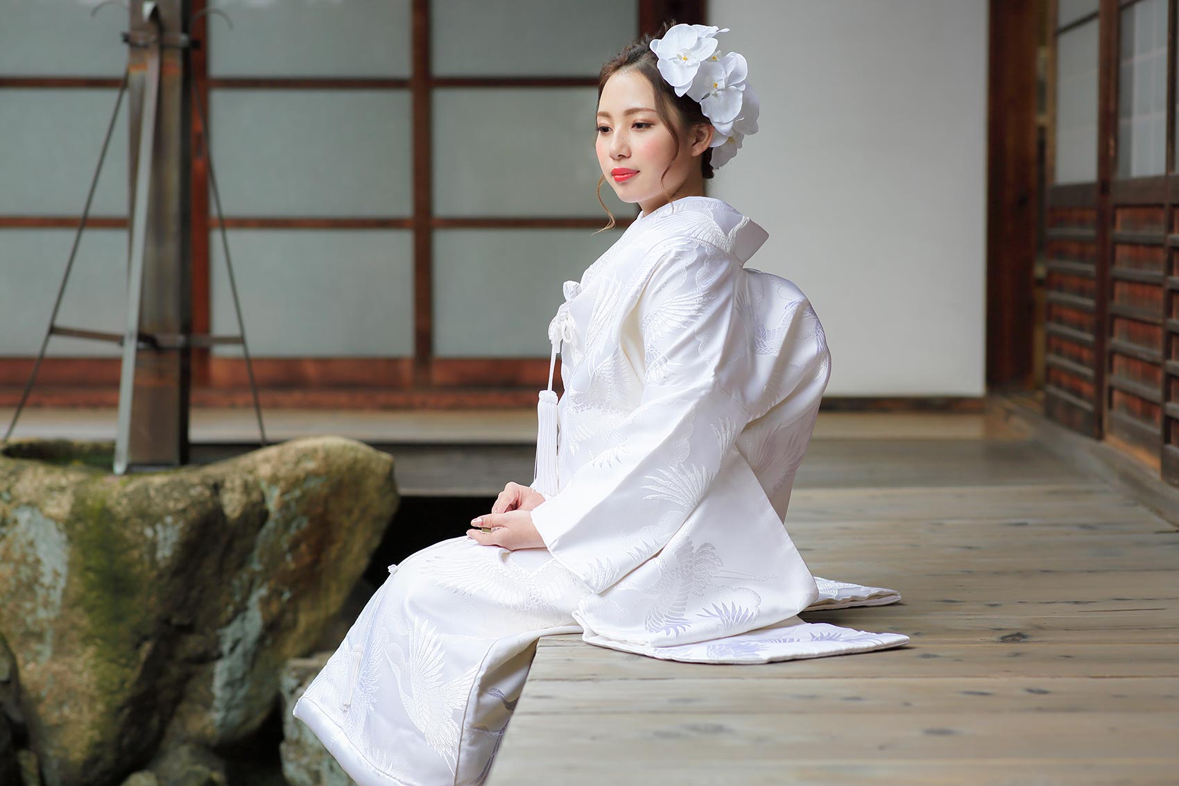 縁側に腰掛けた白無垢姿の花嫁様