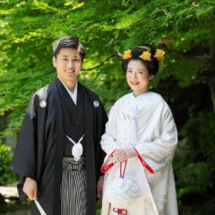 新緑の境内での結婚写真