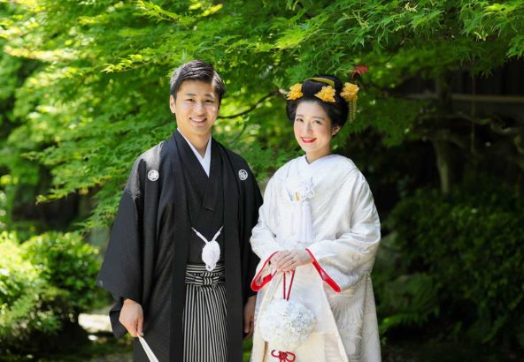 新緑の境内での結婚写真