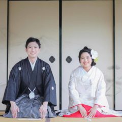 襖をバックに正座のお写真