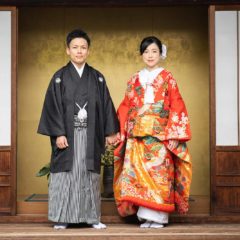 手をつなぐ新郎新婦様