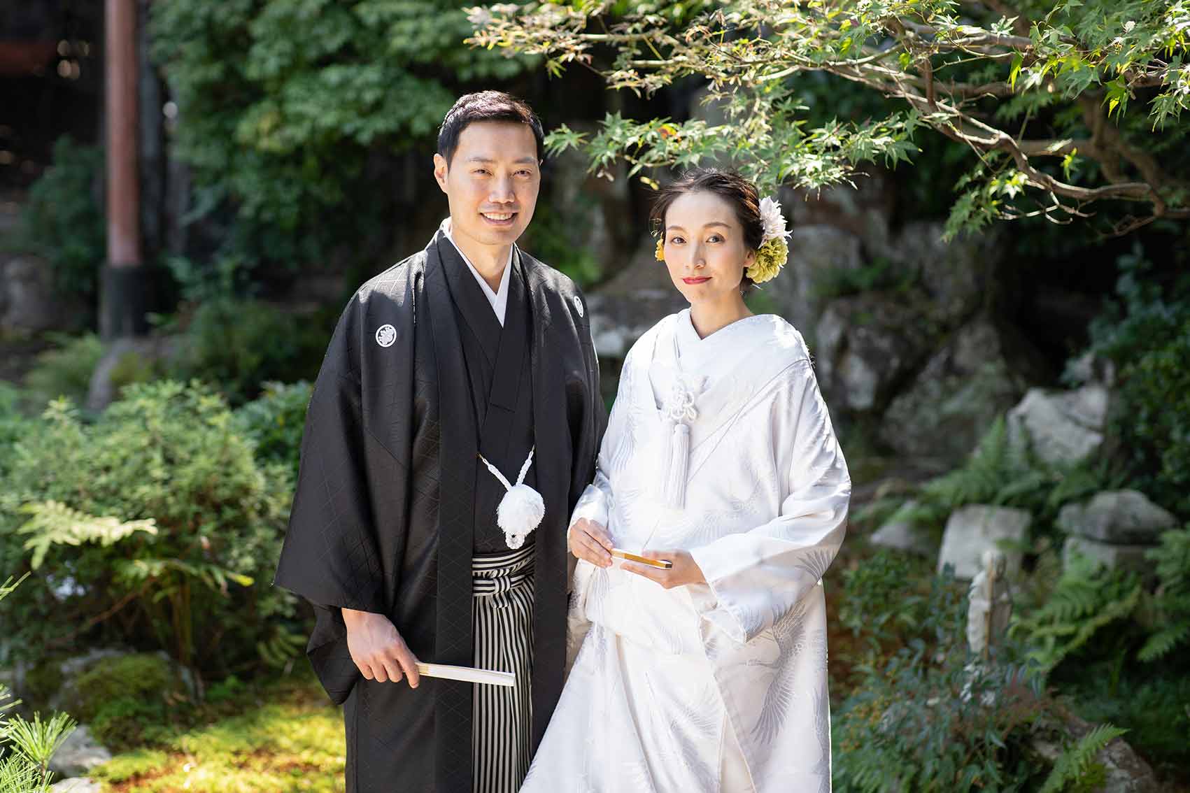お庭での国際結婚カップルのお写真