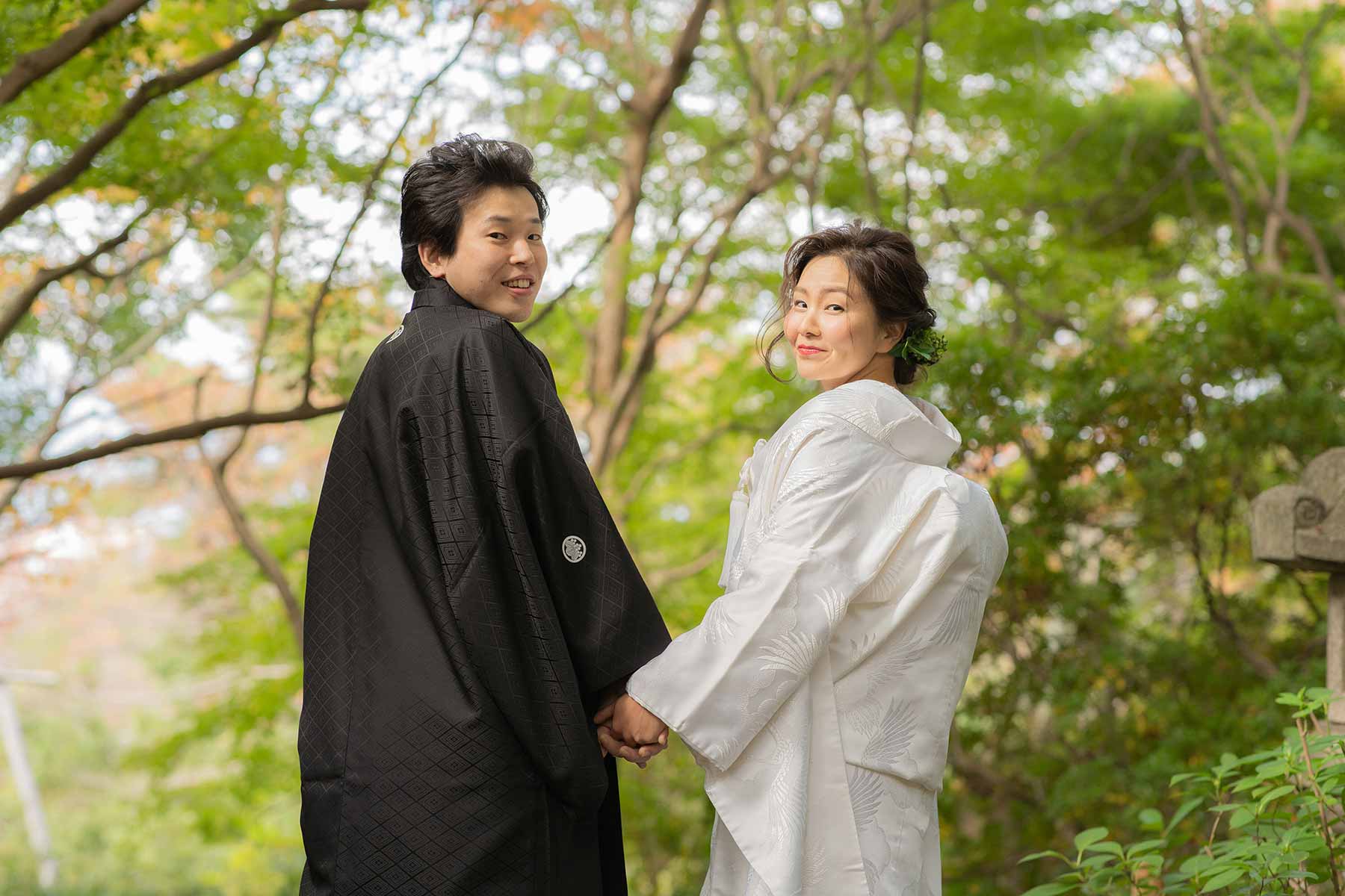 白無垢と羽織袴姿で手をつなぐ新郎新婦様