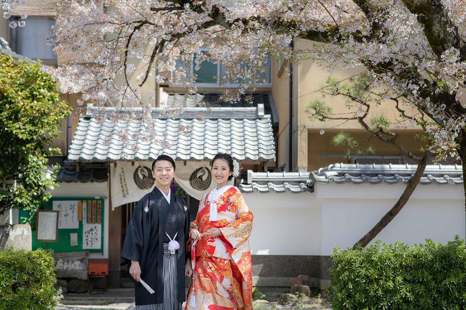色打掛でのお寺での結婚写真