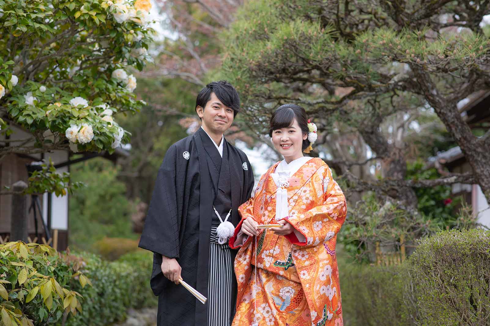 お寺のお庭での和装婚礼写真