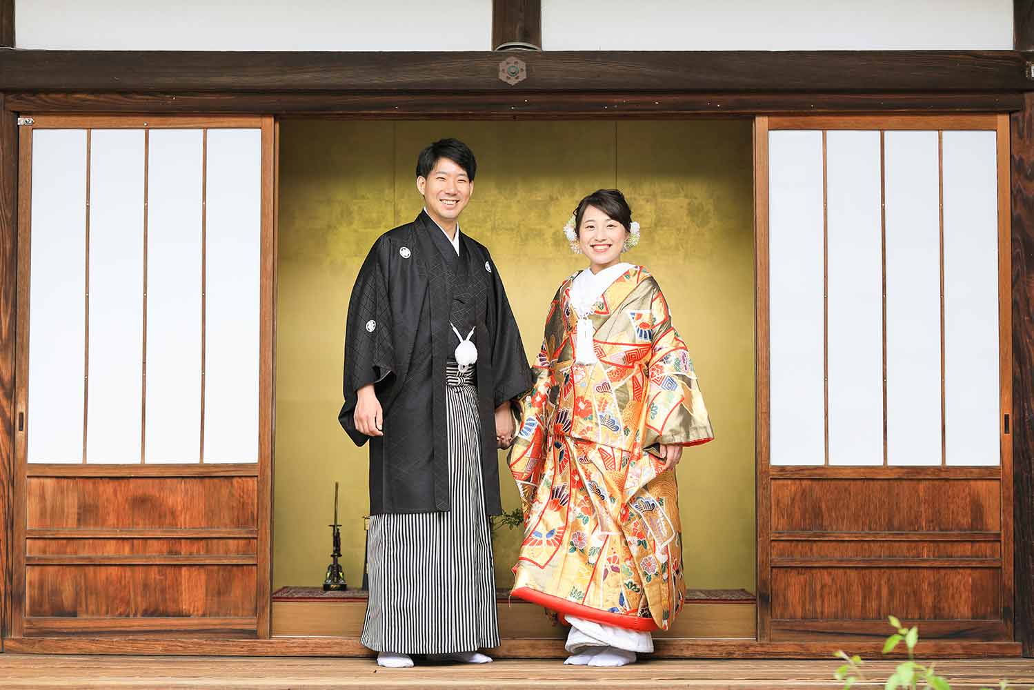 金色の色打掛の花嫁様と新郎様