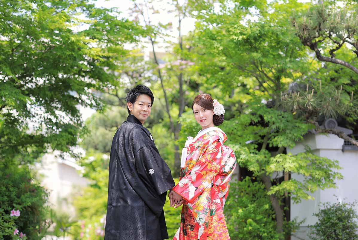 京都の新緑の中での和装前撮り写真