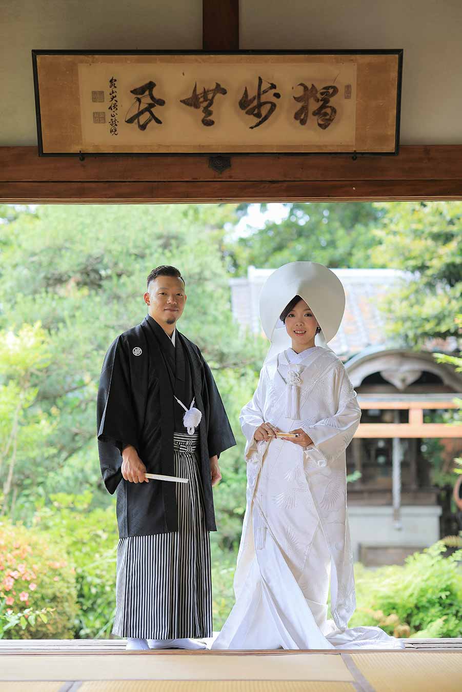 お寺の和室でお庭をバックに前撮りお写真