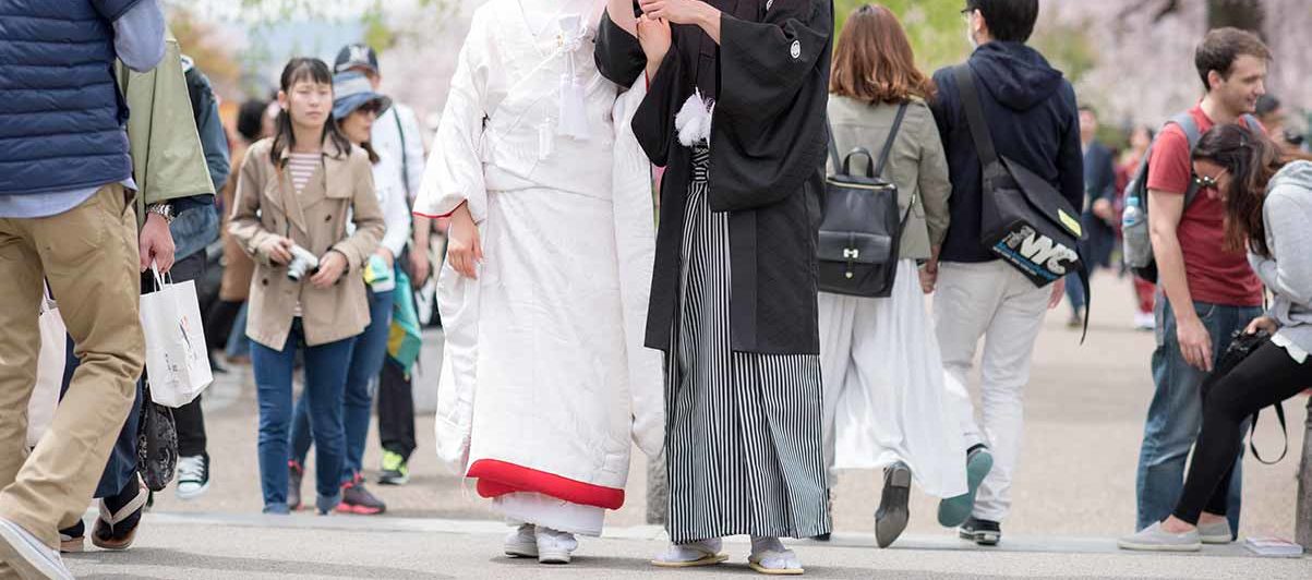 観光客の中での結婚写真